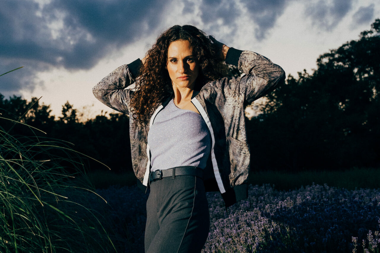 Frau in Abendstimmung im Lavendelfeld